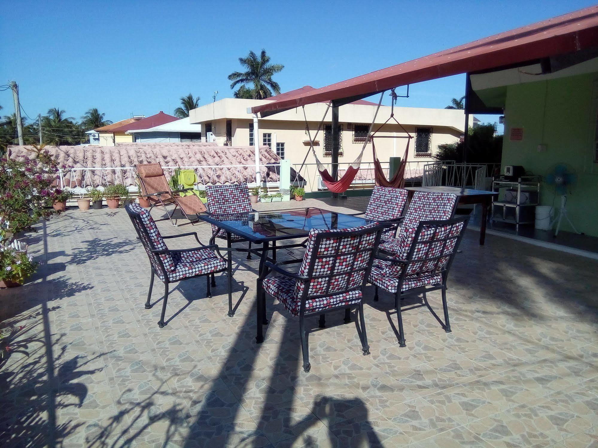 The Red Hut Inn Ciudad de Belice Exterior foto